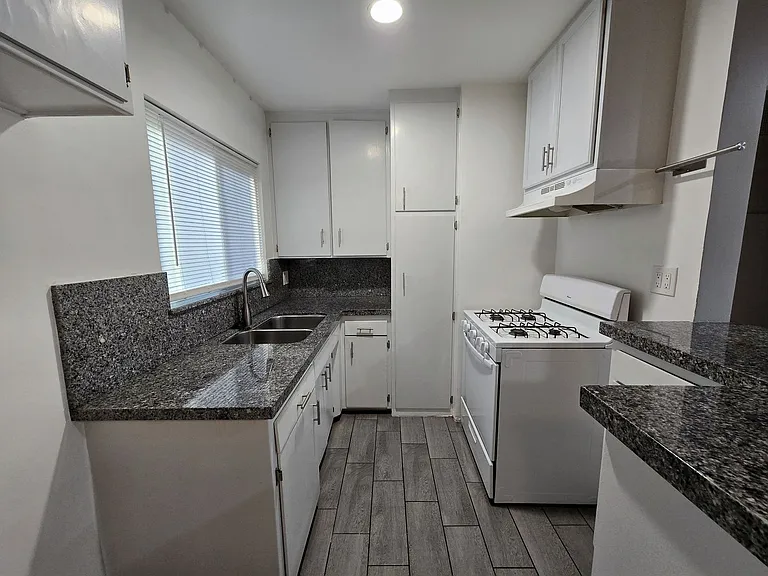7419 Woodley Ave — Photo 3