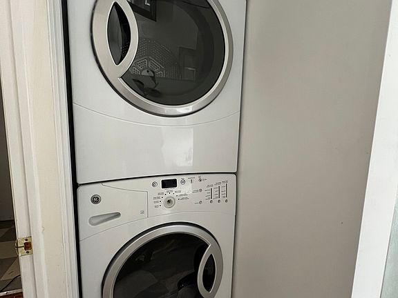 4th image of 421 Bronson Ave #2