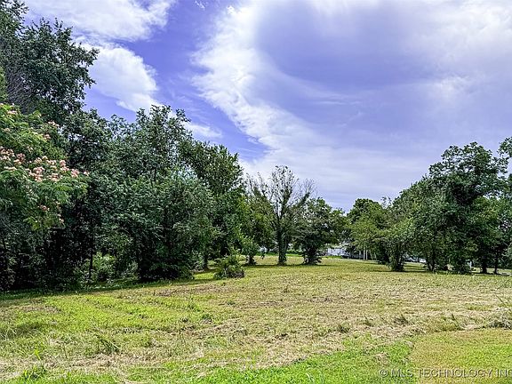 3rd image of 715 S Cherokee St