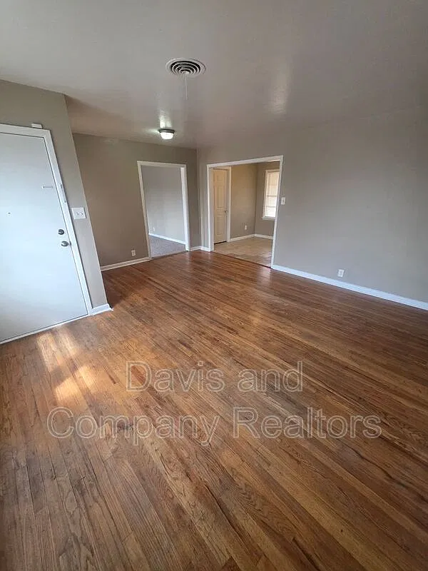 3 bed, 1.0 bath, 1360 sqft, $1,700 — Photo 3