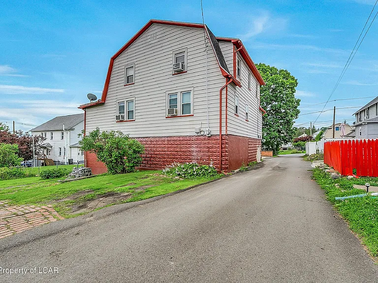 260 E Grove St — Photo 3