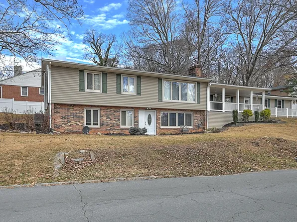 606 Golf Course Dr, Elizabethton, TN 37643