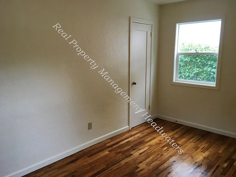 820 E Broadway St — Photo 7