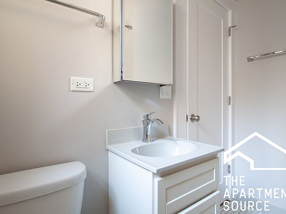 5th image of 817 W Lakeside Pl APT 401