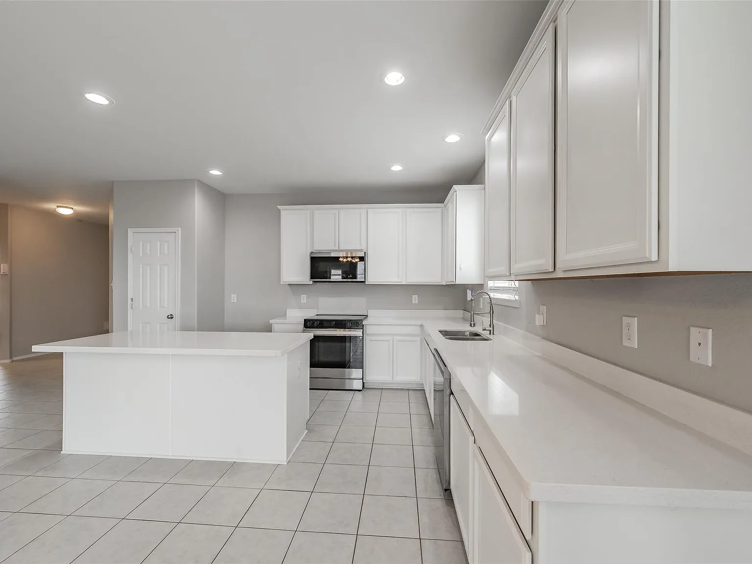 3 bed, 2131 sqft, $2,400 — Photo 4