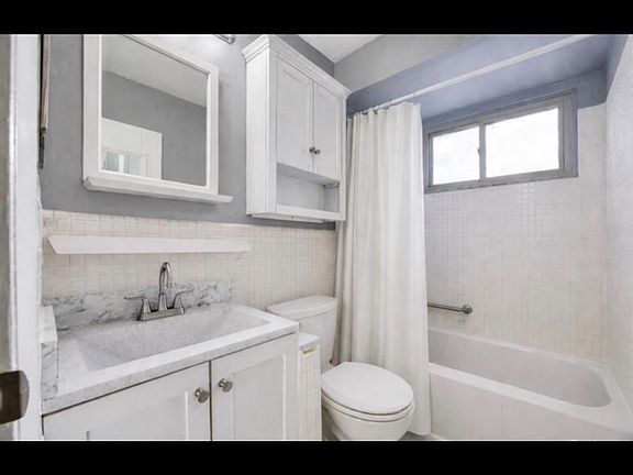 3rd image of 1850 Axtell St Unit 2