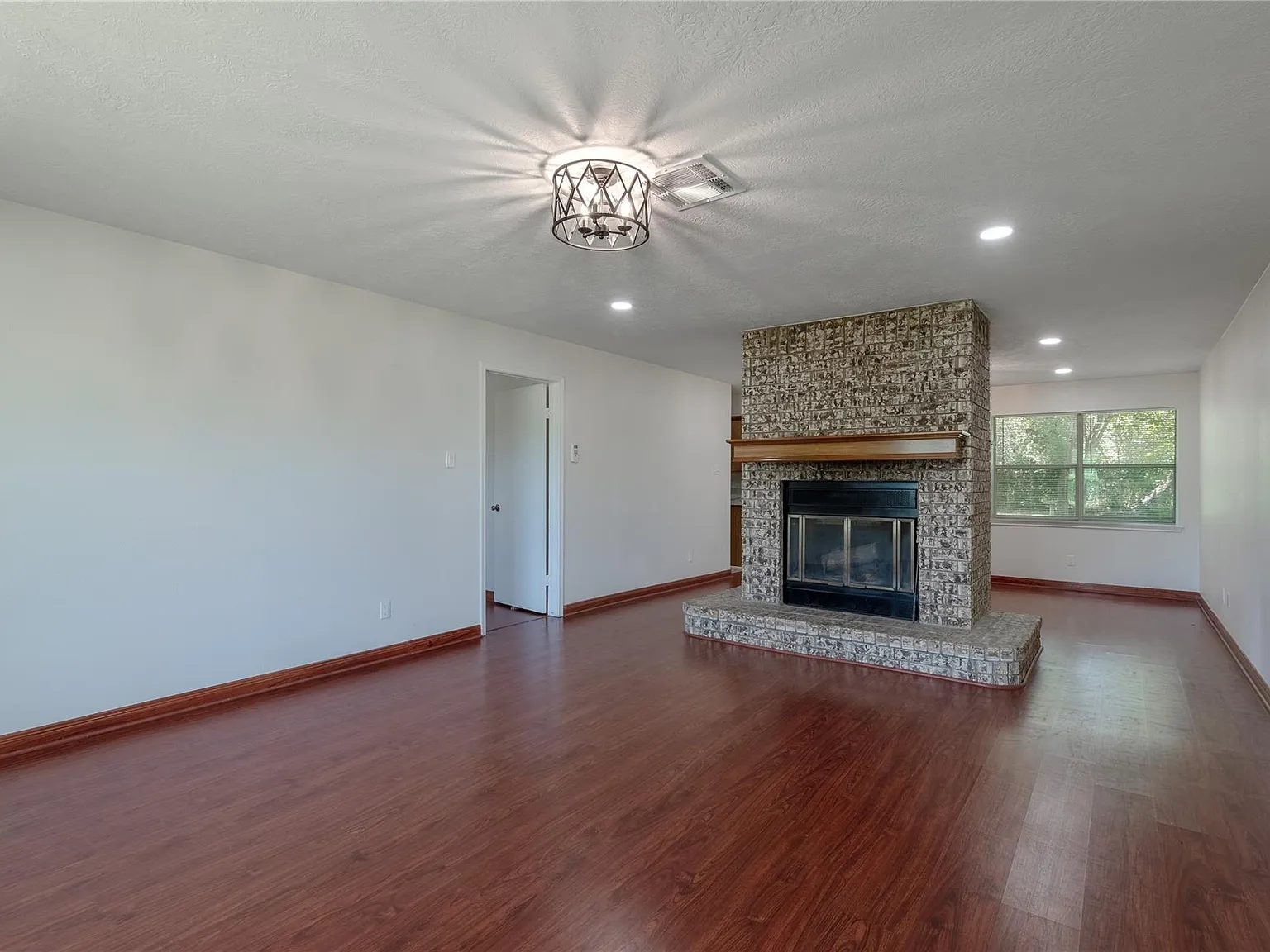 3 bed, 2.0 bath, 1488 sqft, $1,800 — Photo 3