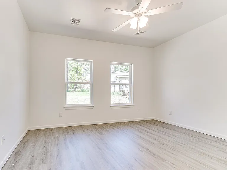 1425 E Park Pl — Photo 8