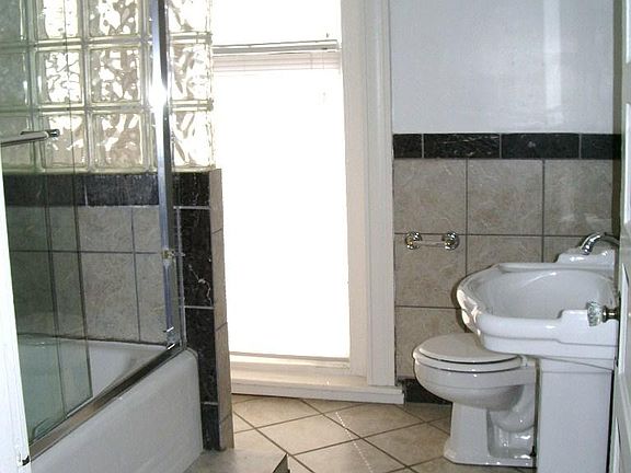 3rd image of 404 N Robinson St #A