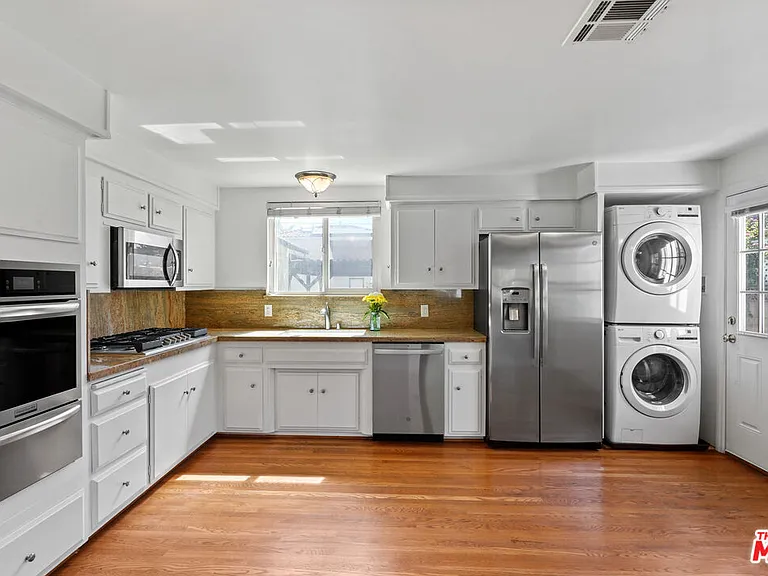 4940 Placidia Ave — Photo 20