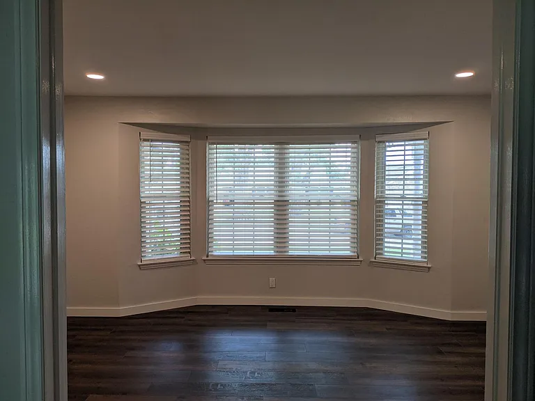 Living/entertaining room (Formal living room)