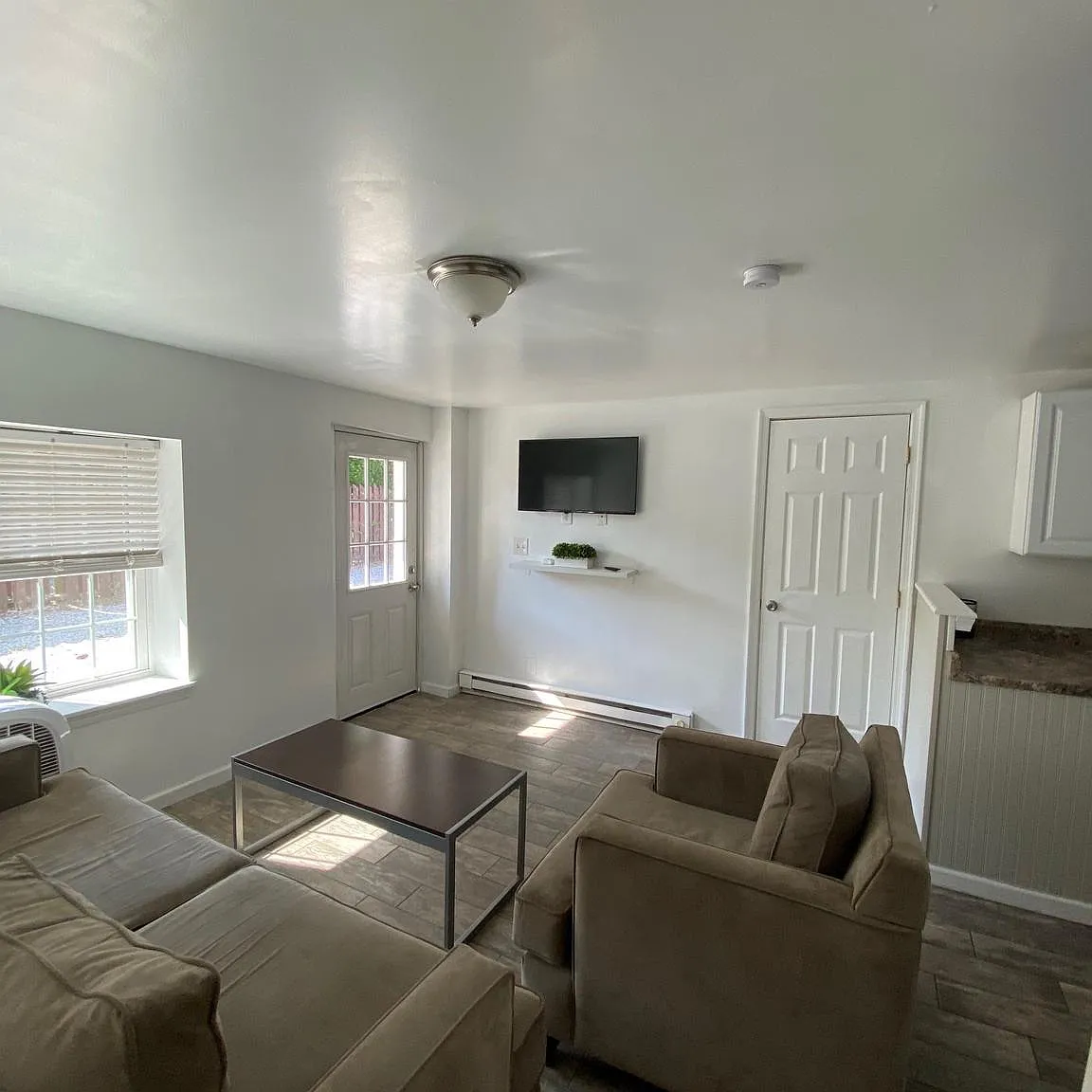 3 bed, 1.0 bath, 1000 sqft, $1,200 — Photo 3