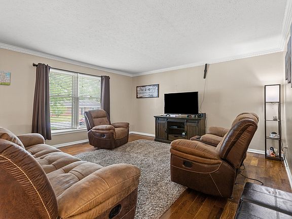 5th image of 526 Sheffield Dr