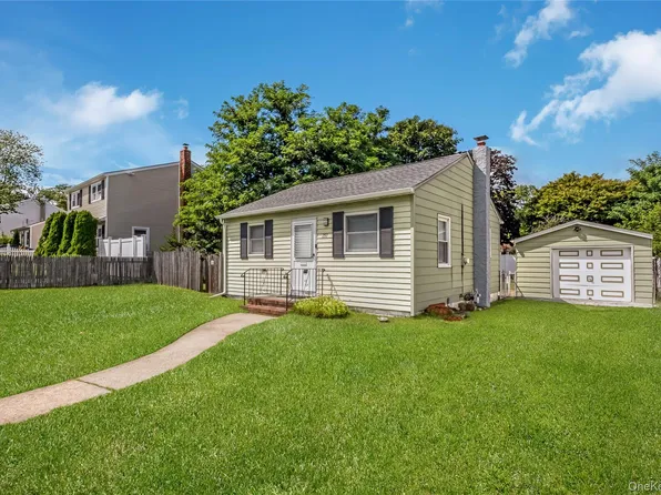 297 16th Street, West Babylon, NY 11704