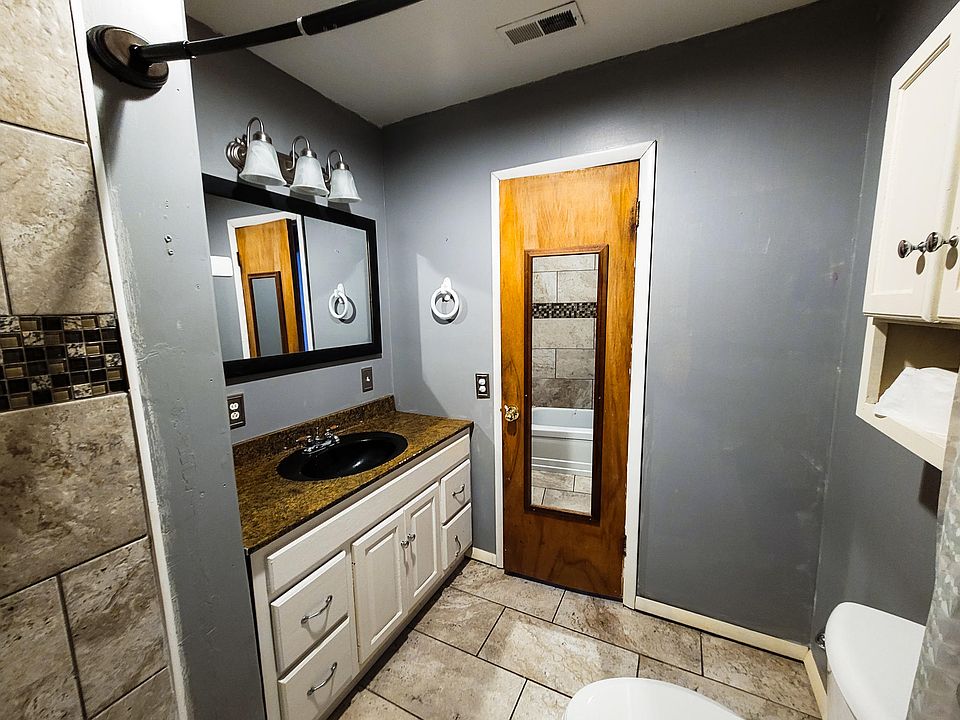 1st image of 604 N Chapman Ave