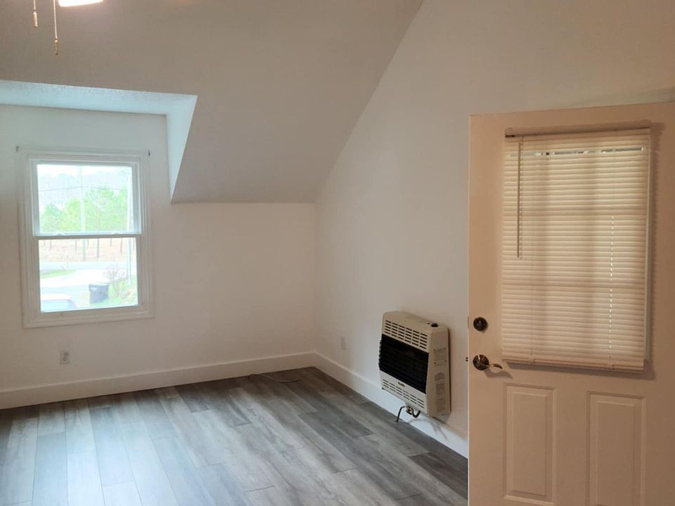 Great vaulted ceiling and fan in living room.
