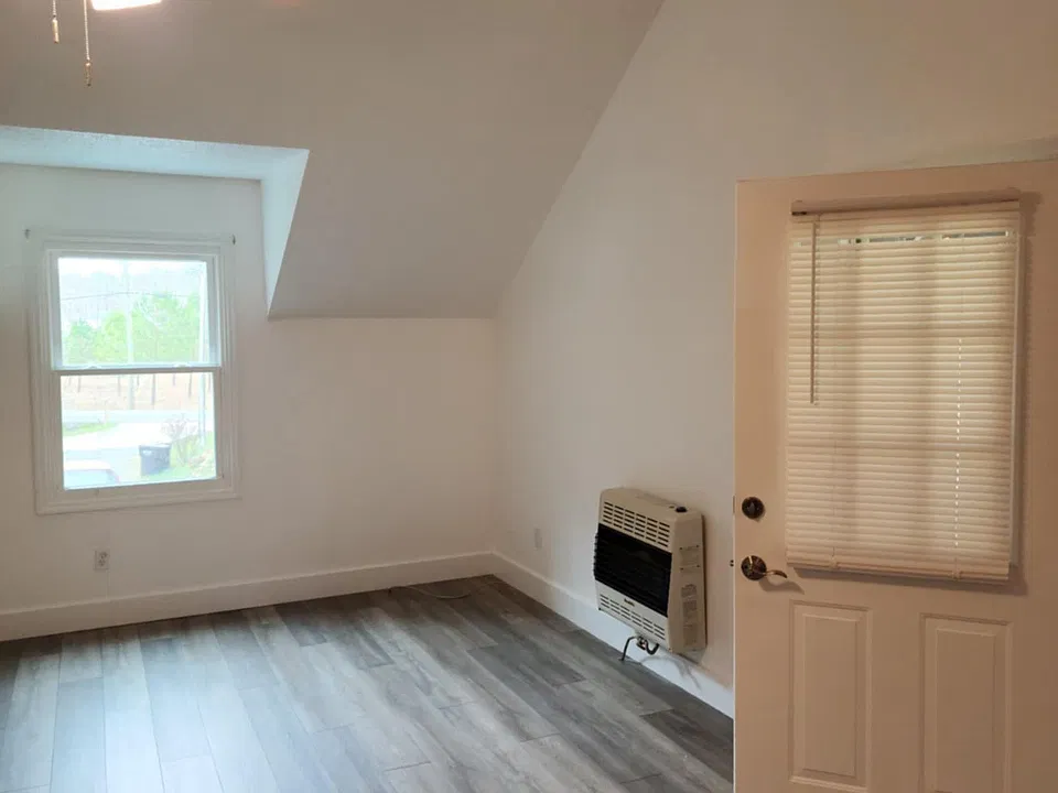 Great vaulted ceiling and fan in living room.