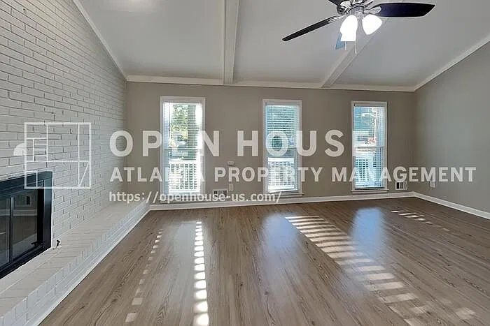 3 bed, 2.0 bath, 2304 sqft, $2,350 — Photo 4