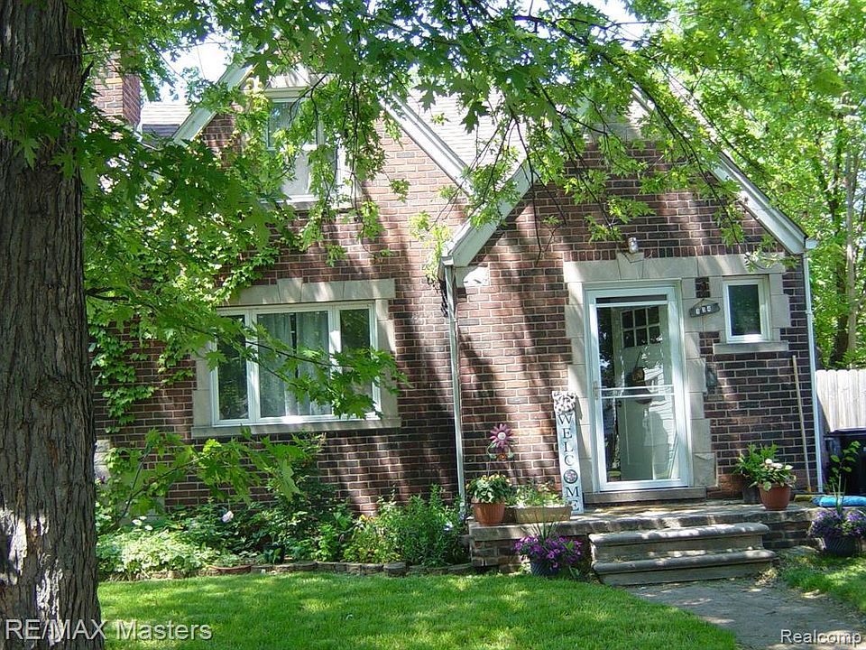 1st image of 134 N Riverbank St