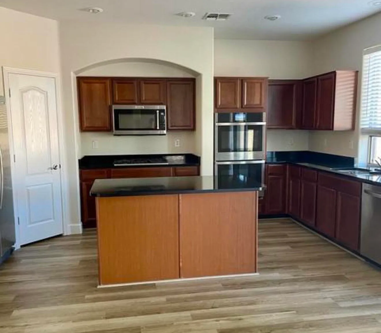 4 bed, 3.0 bath, 2767 sqft, $2,100 — Photo 4
