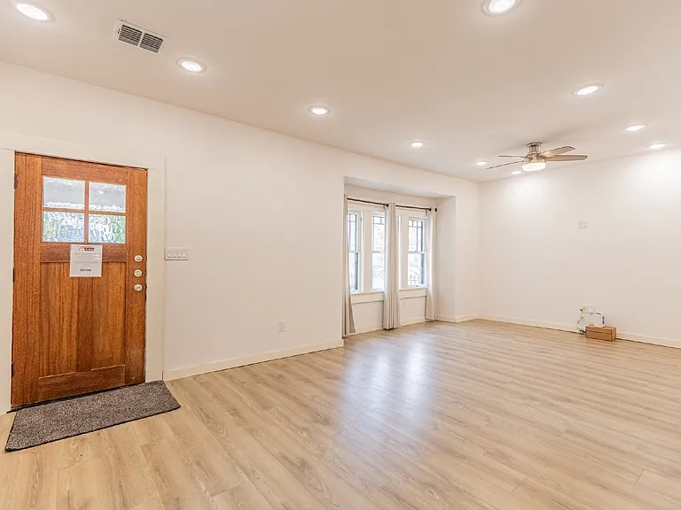 1010 Burnet St — Photo 5