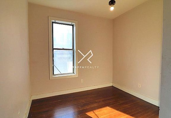 5th image of 698 Willoughby Ave #10