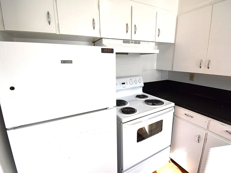 Cottage Apartments — Photo 6