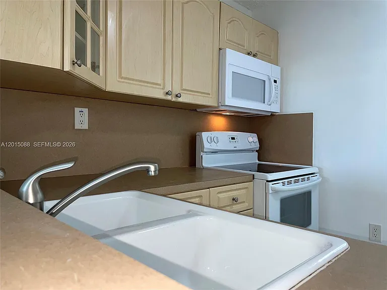 10300 Coral Way #B33 — Photo 4