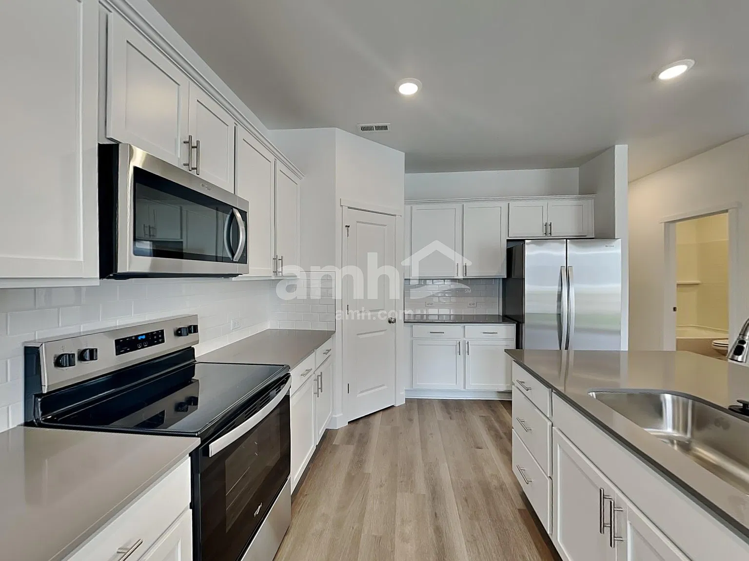 5 bed, 3.0 bath, 2419 sqft, $3,715 — Photo 3