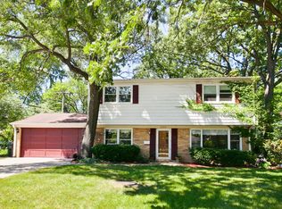 1224 Castle Dr, Glenview, IL 60025