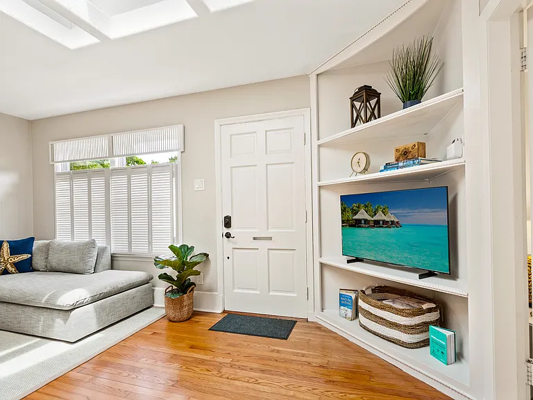1010 Virginia Dr — Photo 3