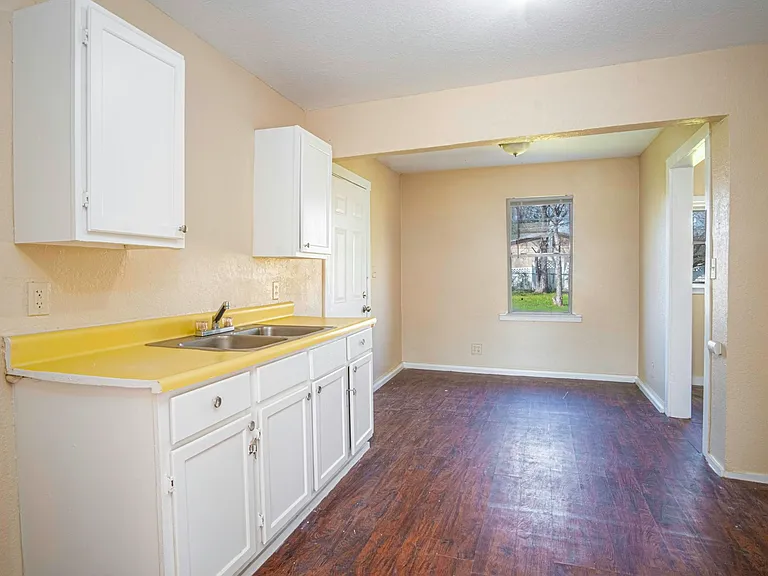 819 Larry St — Photo 3