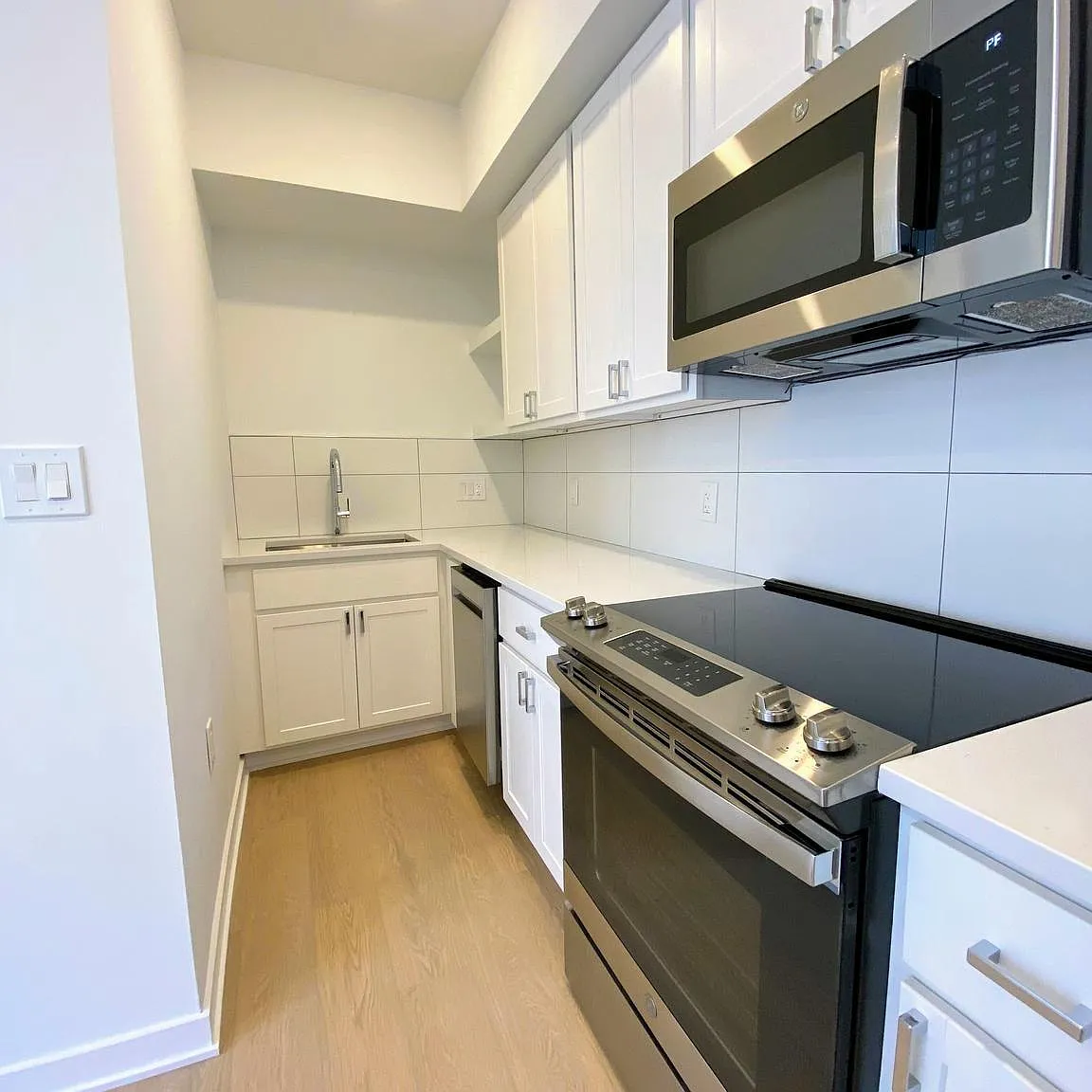 2 bed, 1.0 bath, 735 sqft, $2,599 — Photo 1