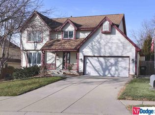 300 Summerset Dr, Papillion, NE 68133