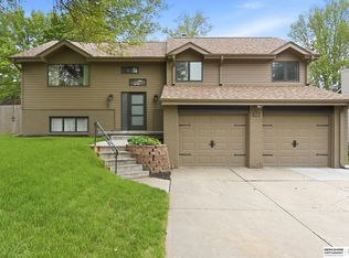 822 Driftwood Dr, Papillion, NE 68046