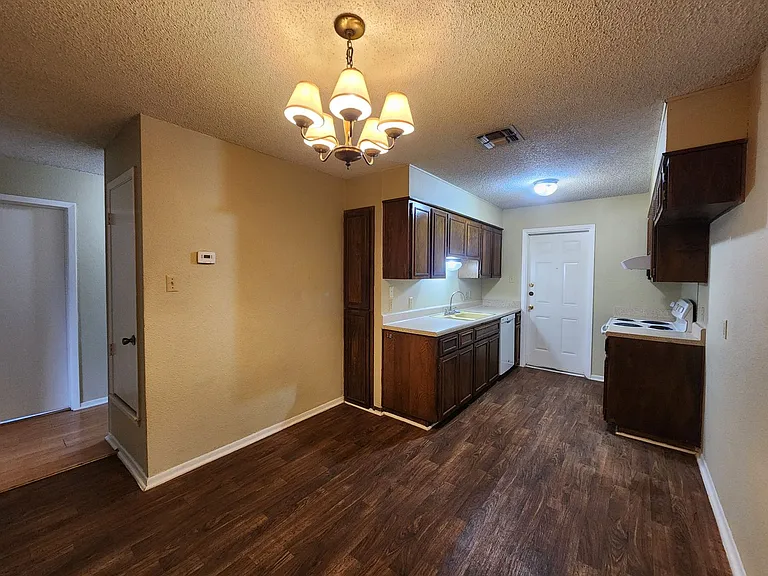 317 Briarwood Dr — Photo 9