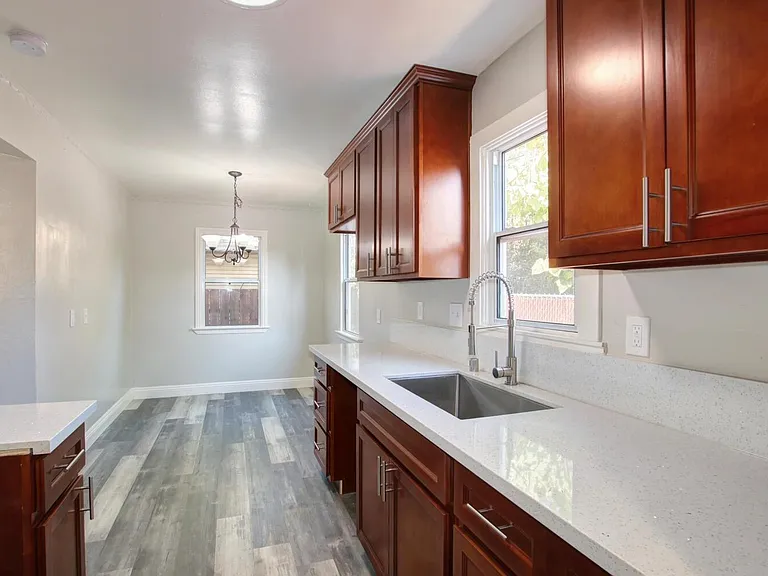 3306 Albany Way — Photo 6