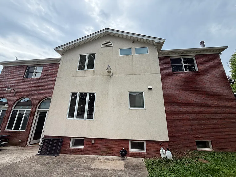 Ionia Ave — Photo 27