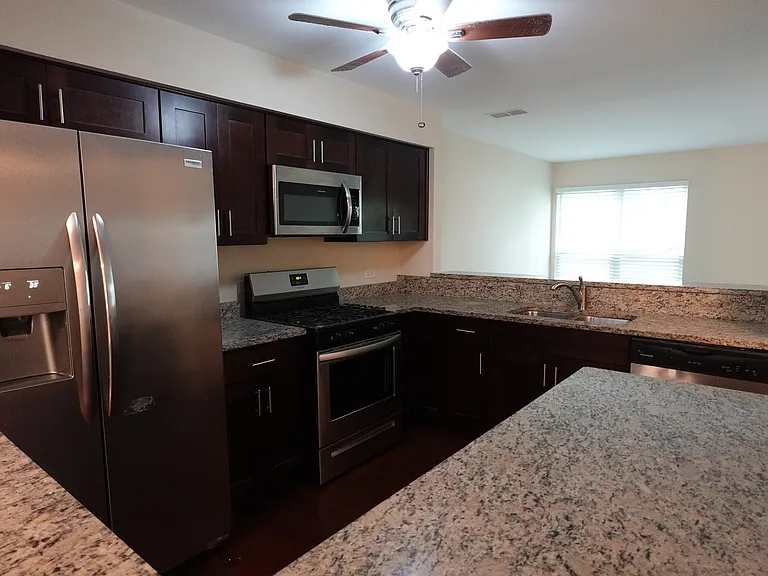 1070 Woodhill Ct — Photo 10