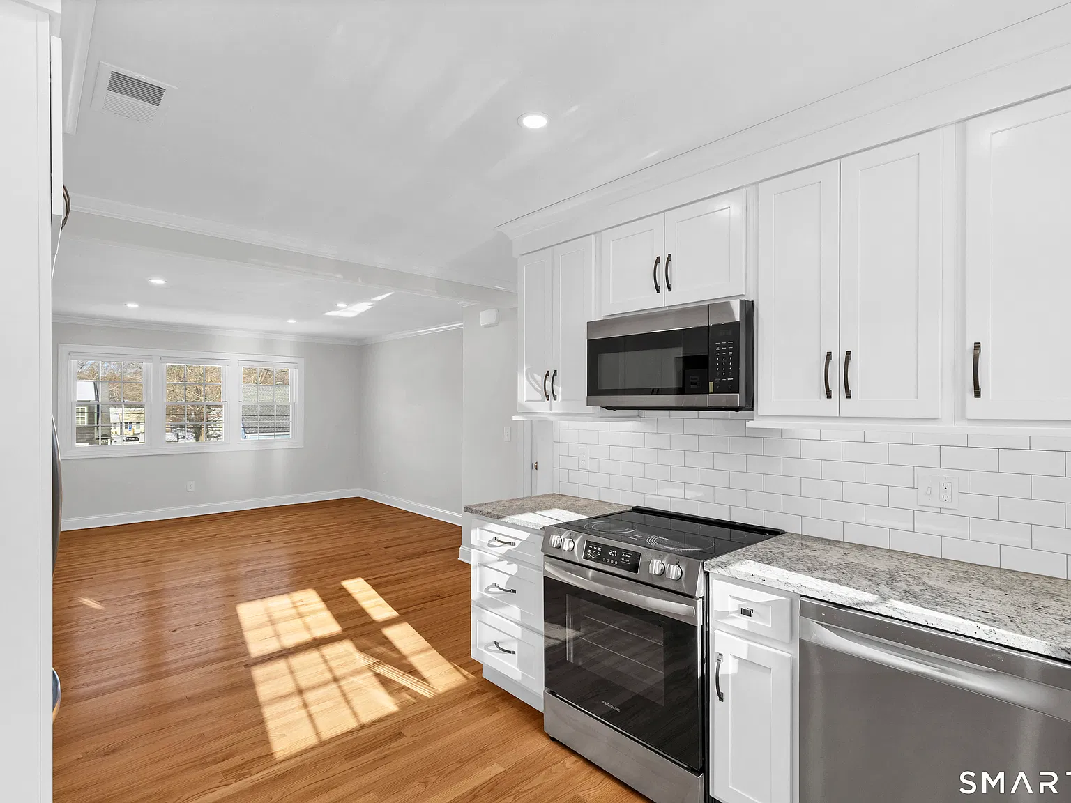 2 bed, 1.0 bath, 800 sqft, $2,400 — Photo 4