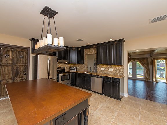 4th image of 176 Bahama Blvd
