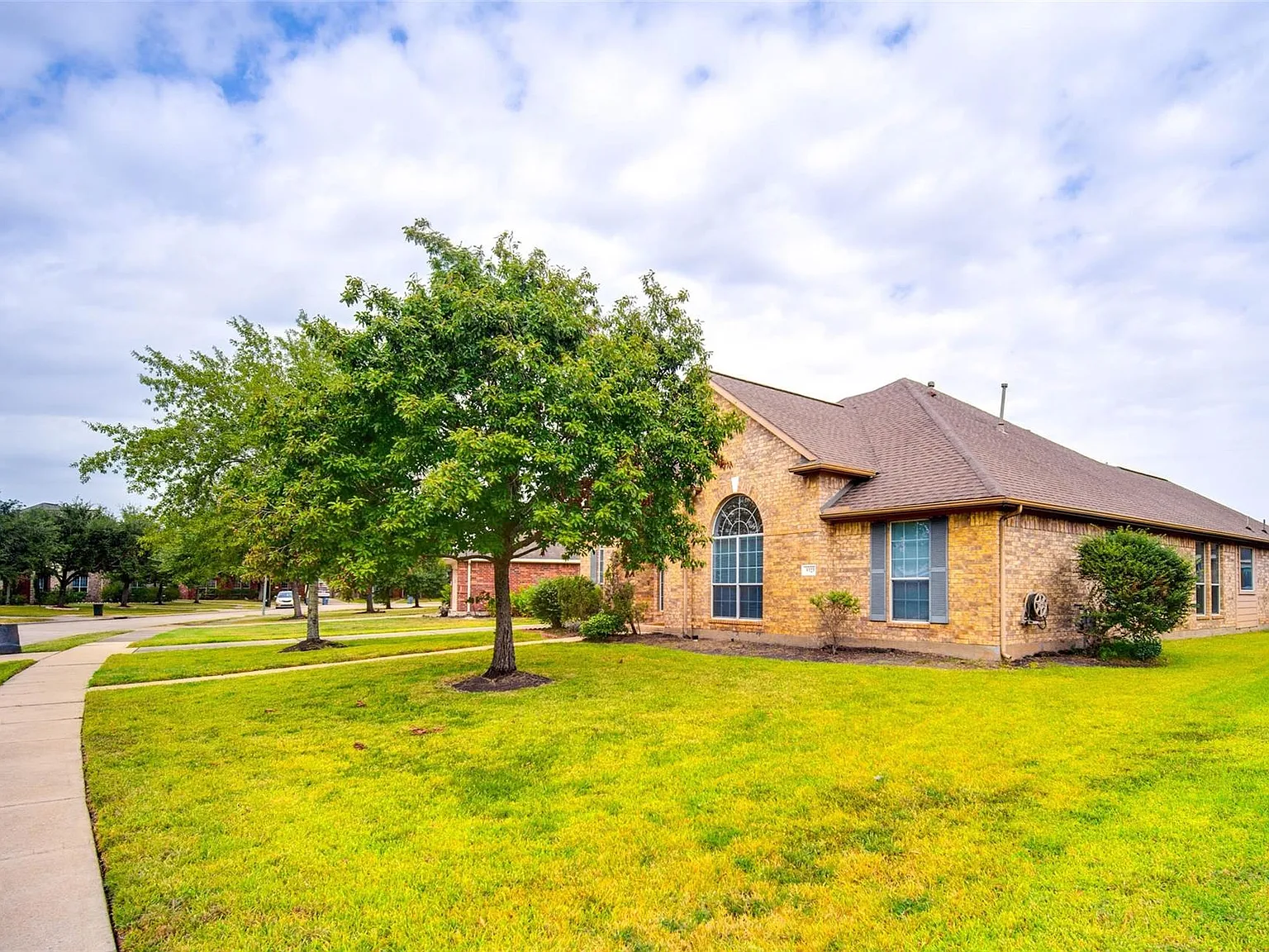 3 bed, 2.0 bath, 2410 sqft, $2,250 — Photo 2