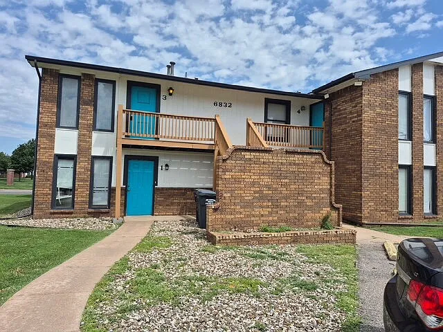 6832 W Par Ln #3 — Photo 1