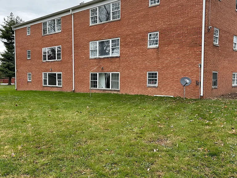 ADDITIONAL GREEN SPACE BEHIND FOR ENTERTAINING