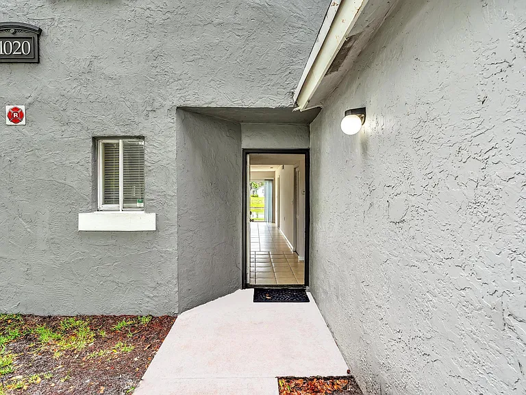 1020 Lake Victoria Dr #B — Photo 6