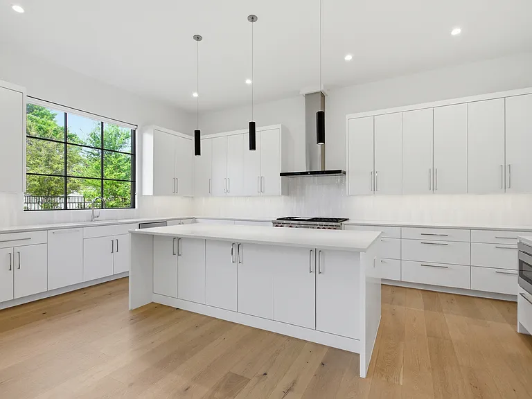 9855 Kingsway Ave — Photo 13