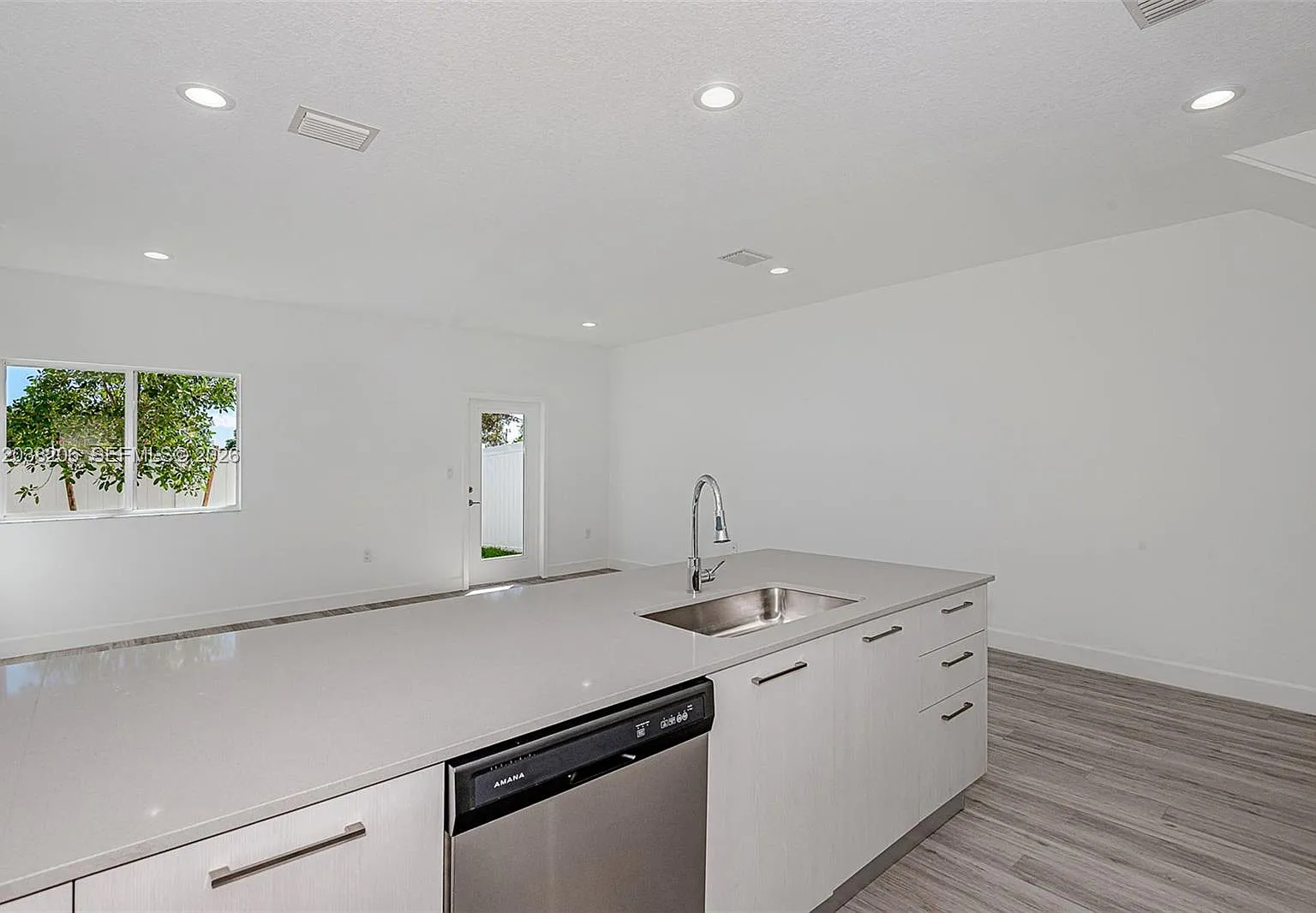 3 bed, 2.0 bath, 1348 sqft, $2,999 — Photo 3