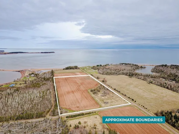 32 Long Wharf Rd, Saint George's Parish, PE C0A 1G0