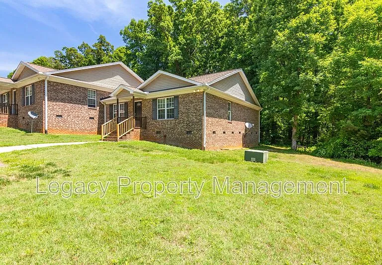 1352 Snow Ct — Photo 2
