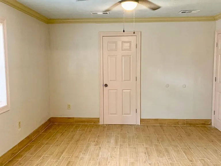 5255 Astoria Dr — Photo 9
